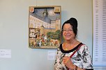 Die Nordh&auml;user K&uuml;nstlerin Tura Jursa mit ihrem Kunstwerk im Schlossmuseum Sondershausen: Der Sondersh&auml;user Prinzenraub anno 1550 (Foto: Eva Maria Wiegand)