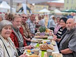 Seniorenfr&uuml;hst&uuml;ck auf dem Sondersh&auml;user Marktplatz (Foto: Janine Skara)