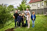 Kommunionskinder pflanzen Erinnerungsbaum (Foto: Stadt Leinefelde-Worbis)