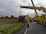 Bergungsarbeiten an der Unfallstelle auf der B243 (Foto: vgf)