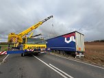 Bergungsarbeiten an der Unfallstelle auf der B243 (Foto: vgf)