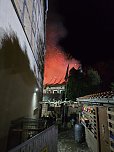 Wohnhaus in Flammen (Foto: S. Dietzel)