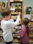 Die dritten Klassen der Grundschule Käthe-Kollwitz zu Gast im Schulmuseum (Foto: Schulmuseum am Förderzentrum ‚J. H. Pestalozzi‘ / Carolin Biller) Die dritten Klassen der Grundschule Käthe-Kollwitz zu Gast im Schulmuseum (Foto: Schulmuseum am Förderzentrum ‚J. H. Pestalozzi‘ / Carolin Biller)