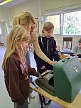 Die dritten Klassen der Grundschule Käthe-Kollwitz zu Gast im Schulmuseum (Foto: Schulmuseum am Förderzentrum ‚J. H. Pestalozzi‘ / Carolin Biller) Die dritten Klassen der Grundschule Käthe-Kollwitz zu Gast im Schulmuseum (Foto: Schulmuseum am Förderzentrum ‚J. H. Pestalozzi‘ / Carolin Biller)