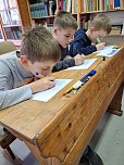 Die dritten Klassen der Grundschule Käthe-Kollwitz zu Gast im Schulmuseum (Foto: Schulmuseum am Förderzentrum ‚J. H. Pestalozzi‘ / Carolin Biller) Die dritten Klassen der Grundschule Käthe-Kollwitz zu Gast im Schulmuseum (Foto: Schulmuseum am Förderzentrum ‚J. H. Pestalozzi‘ / Carolin Biller)