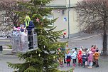 Gro&szlig;e Weihnachtsbaumschm&uuml;ck-Aktion auf dem T&ouml;pfermarkt in Bad Langensalza (Foto: emw/oas)