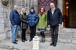 Ankunft des Friedeslichtes in Bad Langensalza.v.re.n.li Pfarrer Dirk Vogel; Anja Wurschi, Konfirmandenfamilie Saul (Foto: Eva Maria Wiegand)