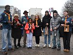 Die Pfadfinder bei der &Uuml;bergabe des Friedenslichtes auf dem August-Bebel-Platz in Nordhausen (Foto: Doris Lang)