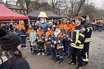 &Uuml;bergabe des Friedenslichts aus Bethlehem an die Kreisjugendfeuerwehren. (Foto: vgf)