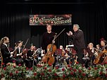 Alexey Stadler brilliert beim Weihnachtskonzert am Cello und wird vom sogar von Dirigent Russel Harris gefeiert (Foto: Eva Maria Wiegand)