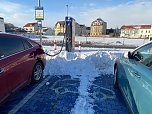 Mit Schneebergen zugeschobene Ladens&auml;ulen auf dem Parkplatz in der Reichstra&szlig;e in Nordhausen.  (Foto: Daniela G&auml;rtner )