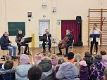 Einige Musiker des Loh-Orchesters besuchten die Grundschule in Hohenebra. (Foto: Isabell Urland)