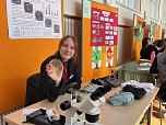 Lauria Marie Feuse, ebenfalls Neuntklässlerin am Humboldt-Gymnasium. Sie untersuchte, wie sich unterschiedliche Waschtemperaturen und Textilien auf die Bakterienbelastung von Kleidung auswirken. (Foto: ssc) Lauria Marie Feuse, ebenfalls Neuntklässlerin am Humboldt-Gymnasium. Sie untersuchte, wie sich unterschiedliche Waschtemperaturen und Textilien auf die Bakterienbelastung von Kleidung auswirken. (Foto: ssc)