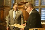 Volker Bade (WIR) - Ehrung im Ratssaal im Historischen Rathaus in M&uuml;hlhausen  (Foto: Eva Maria Wiegand)