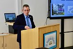 B&uuml;rgermeister von Bad Tennstedt, Jens Weimann, bei der Einweihungsfeier der Regelschule "Novalis" nach der Komplettsanierung (Foto: Eva Maria Wiegand)
