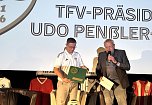 TFV-Pr&auml;sident Udo Pen&szlig;ler-Beyer gratuliert im Namen des DFB (Foto: oas)