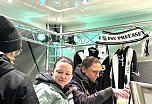 Die Frauenmannshcfat sorgte vor dem Kino f&uuml;r die ausreichende Getr&auml;nkeversorgung (Foto: oas)