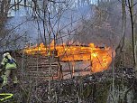 Die H&uuml;tte stand beim Eintreffen der Wehren in Vollbrand. (Foto: Silvio Dietzel)