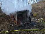 Die H&uuml;tte stand beim Eintreffen der Wehren in Vollbrand. (Foto: Silvio Dietzel)