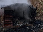 Die H&uuml;tte stand beim Eintreffen der Wehren in Vollbrand. (Foto: Silvio Dietzel)