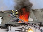 Ein Feuer ist im oberen Geschoss eines Mehrfamilienhauses in Sondershausen ausgebrochen. (Foto: Silvio Dietzel)
