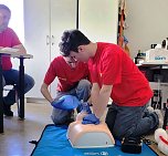 Einsatzvorbereitungen der Rettungsschwimmer der DLRG OG Kyffh&auml;user. (Foto: Peter Ke&szlig;ler)