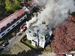 Drohnenbild mit Blick auf das brennende Obergeschoss. (Foto: Silvio Dietzel) Drohnenbild mit Blick auf das brennende Obergeschoss. (Foto: Silvio Dietzel)