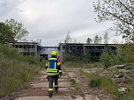 Die Feuerwehr musste am Montagabend in Nordhausen zu einem Brand einer leerstehenden Halle ausrücken. (Foto: Silvio Dietzel) Die Feuerwehr musste am Montagabend in Nordhausen zu einem Brand einer leerstehenden Halle ausrücken. (Foto: Silvio Dietzel)