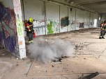 Die Feuerwehr musste am Montagabend in Nordhausen zu einem Brand einer leerstehenden Halle ausrücken. (Foto: Silvio Dietzel) Die Feuerwehr musste am Montagabend in Nordhausen zu einem Brand einer leerstehenden Halle ausrücken. (Foto: Silvio Dietzel)