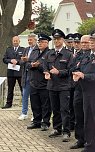 Ehrung der Alterskameraden - Feuerwehrstele vor dem Barbaraheim M&uuml;hlhausen (Foto: LRA Unstrut-Hainich-Kreis)