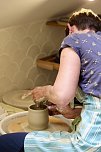 Yvonne Siemoleit demonstriert wie eine Tontasse auf einer Drehscheibe entsteht (Foto: Eva Maria Wiegand)