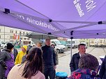 Einmal essen, zweimal satt. Suppenverteilung mit Landrätin auf dem Sondershäuser Marktplatz (Foto: Karina Krausholz) Einmal essen, zweimal satt. Suppenverteilung mit Landrätin auf dem Sondershäuser Marktplatz (Foto: Karina Krausholz)