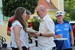 Fans und Cheftrainer des Thüringer HC Herbert Müller verabschieden neun Spitzenhandballerinnen in Bad Langensalza (Foto: Eva Maria Wiegand) Fans und Cheftrainer des Thüringer HC Herbert Müller verabschieden neun Spitzenhandballerinnen in Bad Langensalza (Foto: Eva Maria Wiegand)