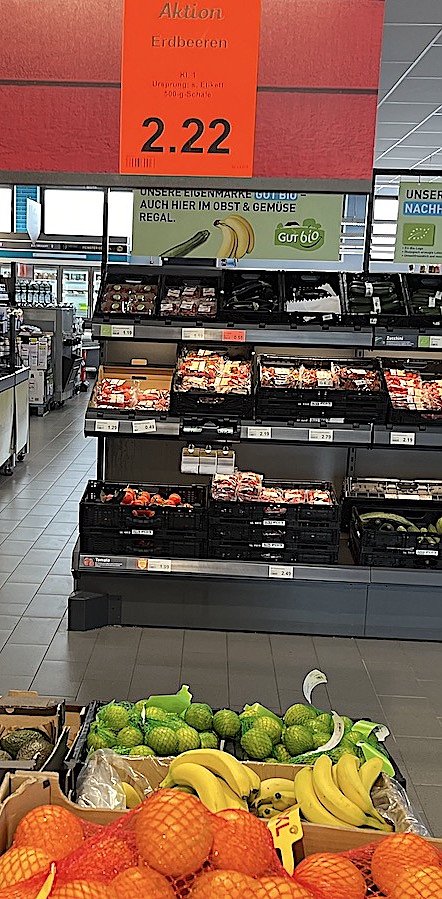 Bild: Erste Erdbeeren im Angebot