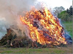 Osterfeuer in Herreden