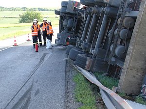 Lkw blockiert Bundesstraße