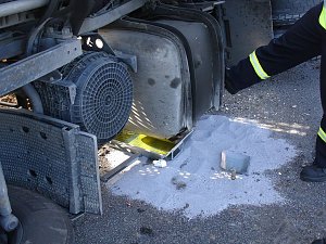 Lkw blockiert Bundesstraße