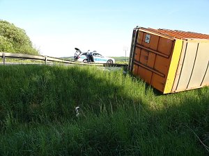 Lkw blockiert Bundesstraße