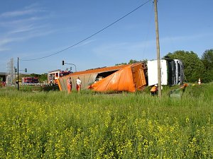 Lkw blockiert Bundesstraße