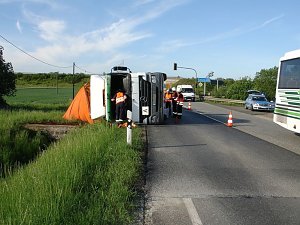 Lkw blockiert Bundesstraße