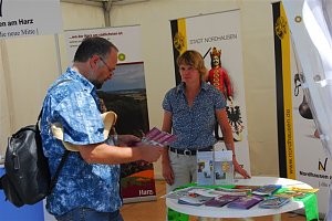 Die Stadt Nordhausen war in der Prager Stra&szlig;e mit einem Info-Stand un&uuml;bersehbar:        Frau Birgit Adam im Gespr&auml;ch mit interessierten Kirchentagsbesuchern
