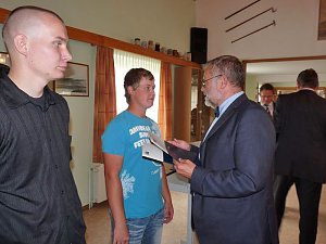 Zeugnisse &uuml;bergeben