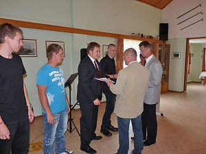 Zeugnisse &uuml;bergeben