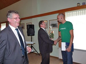 Zeugnisse &uuml;bergeben