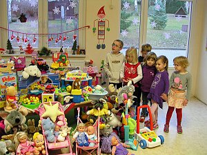 Spielzeugspende &uuml;bergeben