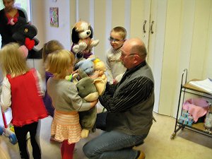 Spielzeugspende &uuml;bergeben