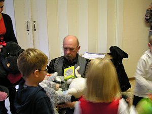 Spielzeugspende &uuml;bergeben