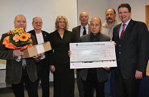 Von links: Mike Seidel (adapt), Dr. Jürgen Poerschke (FHN), Prof. Dr. Sylvia Schade-Dannewitz (FHN), Landrat Joachim Claus, Manfred Müller (Schachtbau), Hans Mönnich (MAB), Thomas Seeber (Sparkasse)