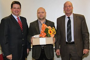 Thomas Seeber von der Kreissparkasse und Landrat Joachim Claus gratulieren Mike Seide von adapt (Mitte)