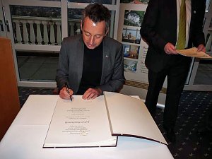Ins Ehrenbuch eingetragen